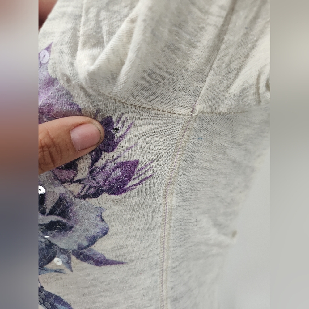 American Eagle Outfitters Light Gray V-Neck Floral T Shirt Women's Small - Picture 3 of 5